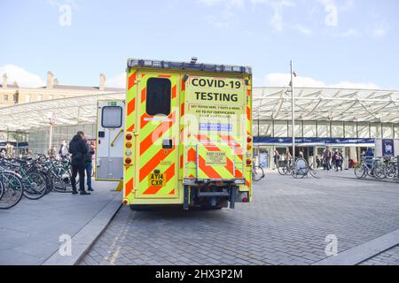 London, Großbritannien. 9.. März 2022. Ein Krankenwagen bietet COVID-19-Tests und „flugtauglich“-Zertifikate außerhalb der Stationen King's Cross und St. Pancras an, da die britische Regierung erwägt, alle verbleibenden Reisebeschränkungen zu beenden. Kredit: Vuk Valcic/Alamy Live Nachrichten Stockfoto