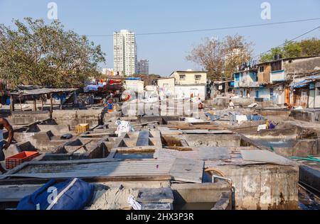 Blick auf Reihen von Betonwaschstiften im Mahalaxmi Dhobi Ghat, einem großen Open-Air-Waschsalon in Mumbai, Indien Stockfoto