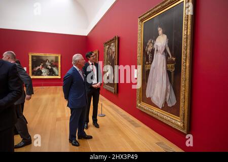 Der Prinz von Wales bei einem Besuch der Herzogin von Cornwall in der Tate Britain in London, um eine Ausstellung von Archivfotos des Fotografen Nigel Henderson von Straßenfesten aus der Krönung von Königin Elizabeth II. Von 1953 zu sehen, während sie anlässlich des Platin-Jubiläums ausgestellt werden. Bilddatum: Mittwoch, 9. März 2022. Stockfoto