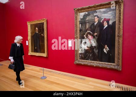 Die Herzogin von Cornwall, bei einem Besuch des Prinzen von Wales in der Tate Britain in London, um eine Ausstellung von Archivfotos des Fotografen Nigel Henderson von Straßenfesten aus der Krönung von Königin Elizabeth II. Von 1953 zu sehen, die anlässlich des Platin-Jubiläums ausgestellt werden. Bilddatum: Mittwoch, 9. März 2022. Stockfoto