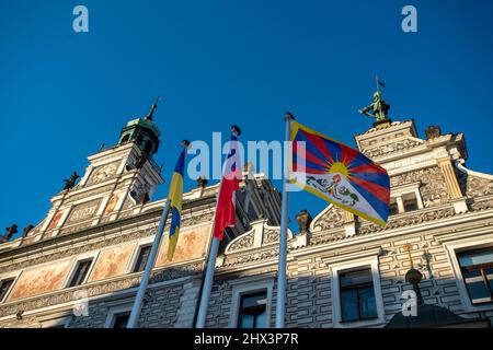 Kolin, Tschechische Republik. 09. März 2022. Das Rathaus von Kolin hebt die tibetische Flagge und schließt sich der landesweiten Veranstaltung an Flag for Tibet in Prag, Tschechische Republik, 9. März 2022. Flagge für Tibet landesweite Veranstaltung, bei der Gemeinden, Schulen und Einzelpersonen tibetische Flagge zur Unterstützung der Region aufhängen können, um gegen politische, religiöse und kulturelle Unterdrückung zu protestieren. Quelle: Josef Vostarek/CTK Photo/Alamy Live News Stockfoto