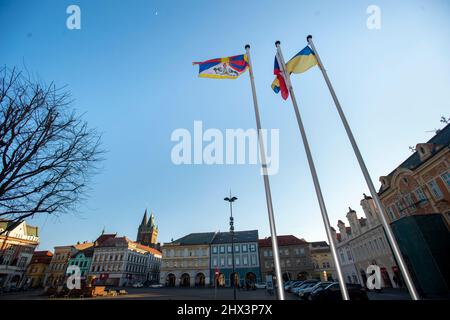 Kolin, Tschechische Republik. 09. März 2022. Das Rathaus von Kolin hebt die tibetische Flagge und schließt sich der landesweiten Veranstaltung an Flag for Tibet in Prag, Tschechische Republik, 9. März 2022. Flagge für Tibet landesweite Veranstaltung, bei der Gemeinden, Schulen und Einzelpersonen tibetische Flagge zur Unterstützung der Region aufhängen können, um gegen politische, religiöse und kulturelle Unterdrückung zu protestieren. Quelle: Josef Vostarek/CTK Photo/Alamy Live News Stockfoto