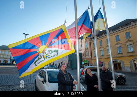 Kolin, Tschechische Republik. 09. März 2022. Das Rathaus von Kolin hebt die tibetische Flagge und schließt sich der landesweiten Veranstaltung an Flag for Tibet in Prag, Tschechische Republik, 9. März 2022. Flagge für Tibet landesweite Veranstaltung, bei der Gemeinden, Schulen und Einzelpersonen tibetische Flagge zur Unterstützung der Region aufhängen können, um gegen politische, religiöse und kulturelle Unterdrückung zu protestieren. Quelle: Josef Vostarek/CTK Photo/Alamy Live News Stockfoto