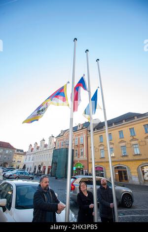 Kolin, Tschechische Republik. 09. März 2022. Das Rathaus von Kolin hebt die tibetische Flagge und schließt sich der landesweiten Veranstaltung an Flag for Tibet in Prag, Tschechische Republik, 9. März 2022. Flagge für Tibet landesweite Veranstaltung, bei der Gemeinden, Schulen und Einzelpersonen tibetische Flagge zur Unterstützung der Region aufhängen können, um gegen politische, religiöse und kulturelle Unterdrückung zu protestieren. Quelle: Josef Vostarek/CTK Photo/Alamy Live News Stockfoto