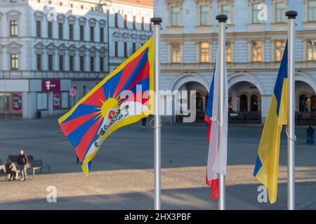 Kolin, Tschechische Republik. 09. März 2022. Das Rathaus von Kolin hebt die tibetische Flagge und schließt sich der landesweiten Veranstaltung an Flag for Tibet in Prag, Tschechische Republik, 9. März 2022. Flagge für Tibet landesweite Veranstaltung, bei der Gemeinden, Schulen und Einzelpersonen tibetische Flagge zur Unterstützung der Region aufhängen können, um gegen politische, religiöse und kulturelle Unterdrückung zu protestieren. Quelle: Josef Vostarek/CTK Photo/Alamy Live News Stockfoto