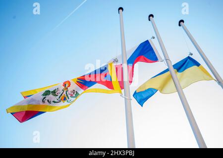 Kolin, Tschechische Republik. 09. März 2022. Das Rathaus von Kolin hebt die tibetische Flagge und schließt sich der landesweiten Veranstaltung an Flag for Tibet in Prag, Tschechische Republik, 9. März 2022. Flagge für Tibet landesweite Veranstaltung, bei der Gemeinden, Schulen und Einzelpersonen tibetische Flagge zur Unterstützung der Region aufhängen können, um gegen politische, religiöse und kulturelle Unterdrückung zu protestieren. Quelle: Josef Vostarek/CTK Photo/Alamy Live News Stockfoto