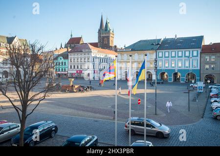 Kolin, Tschechische Republik. 09. März 2022. Das Rathaus von Kolin hebt die tibetische Flagge und schließt sich der landesweiten Veranstaltung an Flag for Tibet in Prag, Tschechische Republik, 9. März 2022. Flagge für Tibet landesweite Veranstaltung, bei der Gemeinden, Schulen und Einzelpersonen tibetische Flagge zur Unterstützung der Region aufhängen können, um gegen politische, religiöse und kulturelle Unterdrückung zu protestieren. Quelle: Josef Vostarek/CTK Photo/Alamy Live News Stockfoto