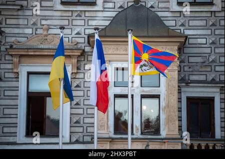 Kolin, Tschechische Republik. 09. März 2022. Das Rathaus von Kolin hebt die tibetische Flagge und schließt sich der landesweiten Veranstaltung an Flag for Tibet in Prag, Tschechische Republik, 9. März 2022. Flagge für Tibet landesweite Veranstaltung, bei der Gemeinden, Schulen und Einzelpersonen tibetische Flagge zur Unterstützung der Region aufhängen können, um gegen politische, religiöse und kulturelle Unterdrückung zu protestieren. Quelle: Josef Vostarek/CTK Photo/Alamy Live News Stockfoto