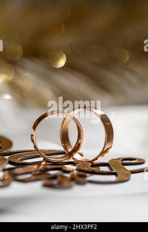 Eheringe mit Gelbgold, Satz Eheringe. Stockfoto