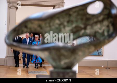 Der Prinz von Wales bei einem Besuch der Herzogin von Cornwall in der Tate Britain in London, um eine Ausstellung von Archivfotos des Fotografen Nigel Henderson von Straßenfesten aus der Krönung von Königin Elizabeth II. Von 1953 zu sehen, während sie anlässlich des Platin-Jubiläums ausgestellt werden. Bilddatum: Mittwoch, 9. März 2022. Stockfoto