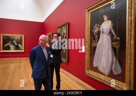 Der Prinz von Wales bei einem Besuch der Herzogin von Cornwall in der Tate Britain in London, um eine Ausstellung von Archivfotos des Fotografen Nigel Henderson von Straßenfesten aus der Krönung von Königin Elizabeth II. Von 1953 zu sehen, während sie anlässlich des Platin-Jubiläums ausgestellt werden. Bilddatum: Mittwoch, 9. März 2022. Stockfoto