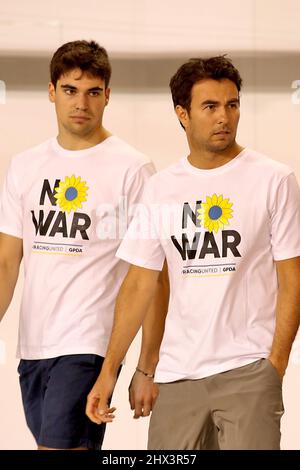 Sakhir, Bahrain. 9.. März 2022. Sergio Perez (MEX) Red Bull Racing und Teamkollege Lance Stroll (CDN) Aston Martin F1 Team tragen T-Shirts zur Unterstützung der GPDA No war #RacingUnited Kampagne. Formula One Testing, Mittwoch, 9.. März 2022. Sakhir, Bahrain. Stockfoto