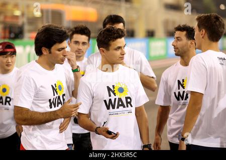 Sakhir, Bahrain. 9.. März 2022. (L bis R): Carlos Sainz Jr (ESP) Ferrari und Lando Norris (GBR) McLaren tragen T-Shirts zur Unterstützung der GPDA No war #RacingUnited-Kampagne. Formula One Testing, Mittwoch, 9.. März 2022. Sakhir, Bahrain. Stockfoto