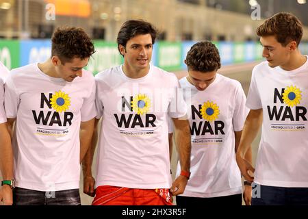 Sakhir, Bahrain. 9.. März 2022. (L bis R): Charles Leclerc (MON) Ferrari; Carlos Sainz Jr (ESP) Ferrari; Lando Norris (GBR) McLaren; und George Russell (GBR) Mercedes AMG F1 in T-Shirts zur Unterstützung der GPDA No war #RacingUnited-Kampagne. Formula One Testing, Mittwoch, 9.. März 2022. Sakhir, Bahrain. Stockfoto