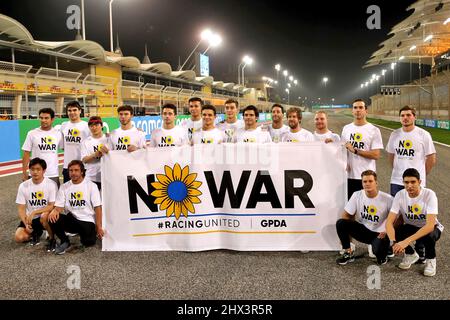 Sakhir, Bahrain. 9.. März 2022. Die Fahrer unterstützen die Kampagne GPDA No war #RacingUnited. Formula One Testing, Mittwoch, 9.. März 2022. Sakhir, Bahrain. Stockfoto