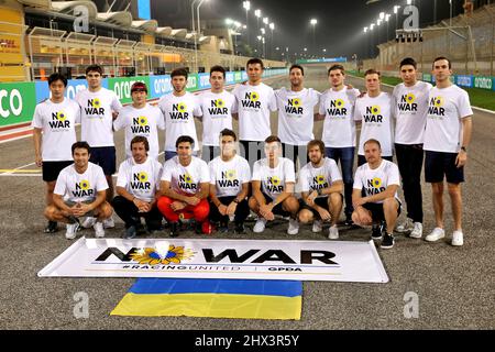 Sakhir, Bahrain. 9.. März 2022. Die Fahrer unterstützen die Kampagne GPDA No war #RacingUnited. Formula One Testing, Mittwoch, 9.. März 2022. Sakhir, Bahrain. Stockfoto