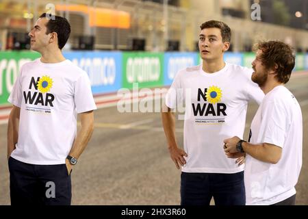 Sakhir, Bahrain. 9.. März 2022. (L bis R): Nichola Latifi (CDN) Williams Racing; George Russell (GBR) Mercedes AMG F1; und Sebastian Vettel (GER) Aston Martin F1 Team tragen T-Shirts zur Unterstützung der GPDA No war #RacingUnited Kampagne. Formula One Testing, Mittwoch, 9.. März 2022. Sakhir, Bahrain. Stockfoto