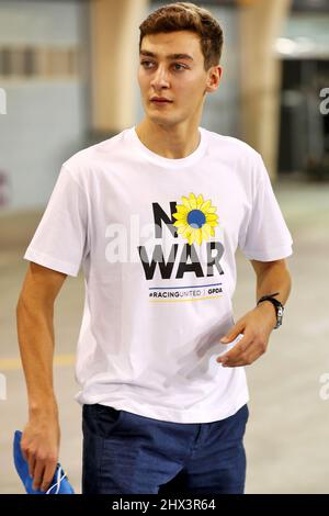 Sakhir, Bahrain. 9.. März 2022. George Russell (GBR) Mercedes AMG F1 im T-Shirt zur Unterstützung der GPDA No war #RacingUnited Kampagne. Formula One Testing, Mittwoch, 9.. März 2022. Sakhir, Bahrain. Stockfoto