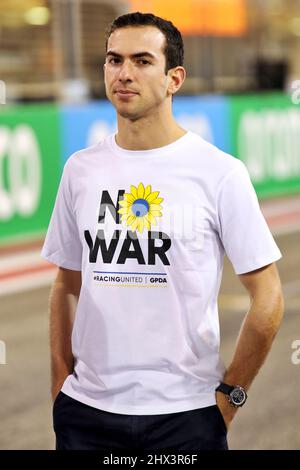 Sakhir, Bahrain. 9.. März 2022. Nichola Latifi (CDN) Williams Racing trägt ein T-Shirt zur Unterstützung der GPDA No war #RacingUnited Kampagne. Formula One Testing, Mittwoch, 9.. März 2022. Sakhir, Bahrain. Stockfoto