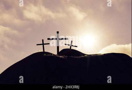 Drei Kreuze auf einem Hügel, Auferstehung Jesu Christi, Kreuzigung, 3D Rendering Stockfoto