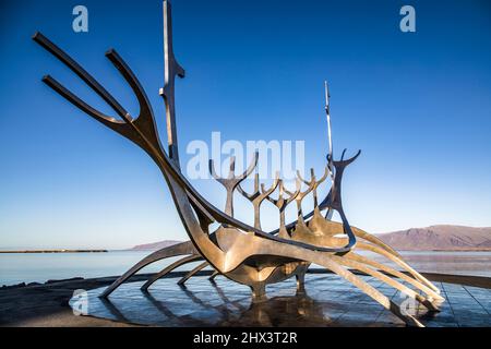 Stahlskulptur in der Bucht von Reykjavik, der Hauptstadt Islands. Es ist das Werk des berühmten Bildhauers Jón Gunnar Árnason und erzählt die Geschichte der Wikinger Stockfoto