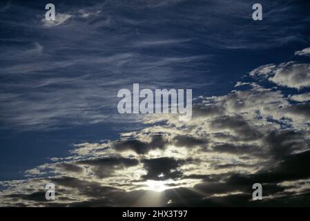 Australien. Schöner Himmel. Dramatischer, stürmischer Sonnenaufgang. Stockfoto