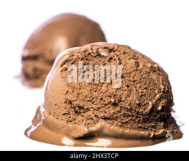 2 Schokoladen-Eisschaufeln isoliert auf weißem Hintergrund platziert eine Kugel vor der anderen Stockfoto