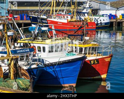 Fischerboote am Hafen von Brixham in Devon. Stockfoto