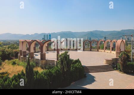 Äußere Marmorarches des Pakistanischen Nationaldenkmals mit den Lotusblättern, gelegen auf den westlichen Shakarparian Hills in Islamabad, Pakistan Stockfoto