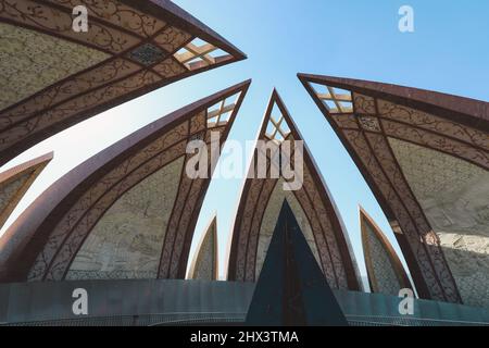 Interessanter Blick auf das Pakistan National Monument mit den Lotusblättern, das sich auf den westlichen Shakarparian Hills in Islamabad, Pakistan, befindet Stockfoto