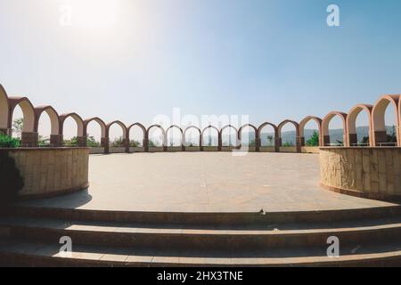 Äußere Marmorarches des Pakistanischen Nationaldenkmals mit den Lotusblättern, gelegen auf den westlichen Shakarparian Hills in Islamabad, Pakistan Stockfoto