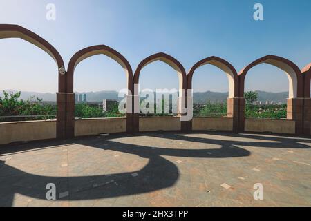 Äußere Marmorarches des Pakistanischen Nationaldenkmals mit den Lotusblättern, gelegen auf den westlichen Shakarparian Hills in Islamabad, Pakistan Stockfoto