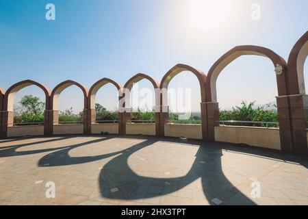 Äußere Marmorarches des Pakistanischen Nationaldenkmals mit den Lotusblättern, gelegen auf den westlichen Shakarparian Hills in Islamabad, Pakistan Stockfoto