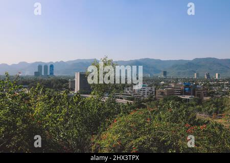 Panoramablick auf die Stadt vom Pakistan National Monument mit den Lotusblättern, das sich auf den westlichen Shakarparian Hills in Islamabad, Pakistan, befindet Stockfoto