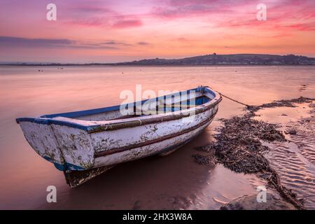 Appledore, North Devon, England. Dienstag, 8.. März 2022. Eine starke Brise weht über die Flussmündung des Torridge, während der Himmel in der Morgendämmerung über dem rosa wird Stockfoto