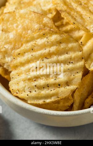 Salz- und Pfefferstreuer Kartoffelchips in einer Schüssel Stockfoto