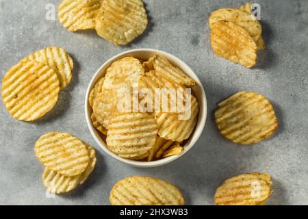 Salz- und Pfefferstreuer Kartoffelchips in einer Schüssel Stockfoto