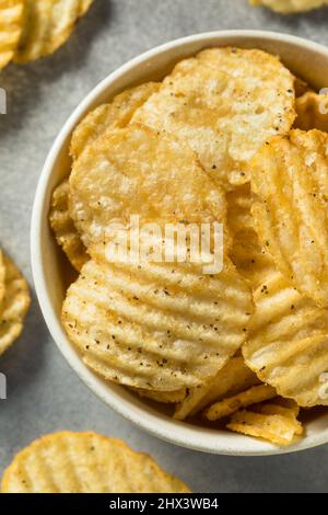 Salz- und Pfefferstreuer Kartoffelchips in einer Schüssel Stockfoto