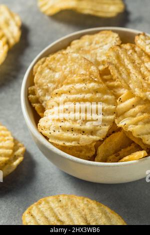 Salz- und Pfefferstreuer Kartoffelchips in einer Schüssel Stockfoto