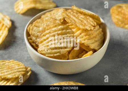 Salz- und Pfefferstreuer Kartoffelchips in einer Schüssel Stockfoto