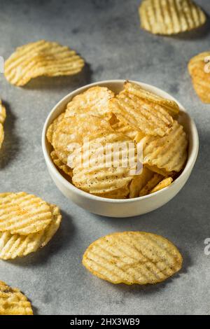 Salz- und Pfefferstreuer Kartoffelchips in einer Schüssel Stockfoto