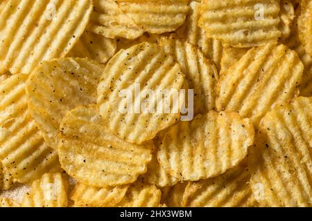 Salz- und Pfefferstreuer Kartoffelchips in einer Schüssel Stockfoto