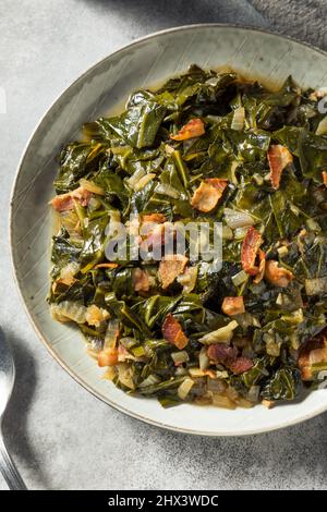 Hausgemachte südliche sautierte Collard Greens mit Zwiebeln und Speck Stockfoto