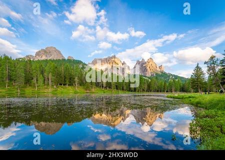 Dolomiten Alpen, See und Reflexion, Sommer in Italien. Stockfoto
