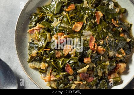 Hausgemachte südliche sautierte Collard Greens mit Zwiebeln und Speck Stockfoto