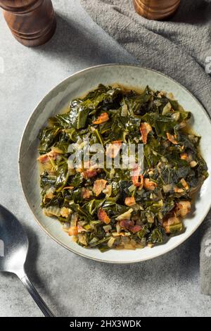 Hausgemachte südliche sautierte Collard Greens mit Zwiebeln und Speck Stockfoto