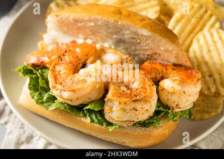 Hausgemachtes Southern Shrimp Po Boy Sandwich mit Kartoffelchips Stockfoto