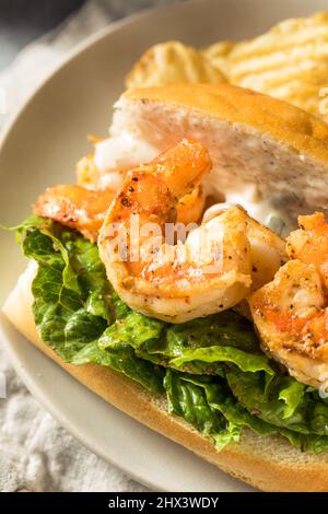 Hausgemachtes Southern Shrimp Po Boy Sandwich mit Kartoffelchips Stockfoto