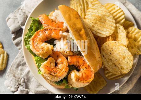 Hausgemachtes Southern Shrimp Po Boy Sandwich mit Kartoffelchips Stockfoto
