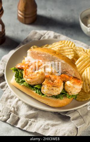 Hausgemachtes Southern Shrimp Po Boy Sandwich mit Kartoffelchips Stockfoto